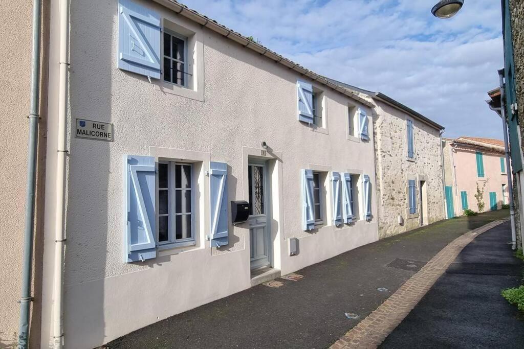 Le Pavillon Bleu Vouvant - Gite Maison Экстерьер фото